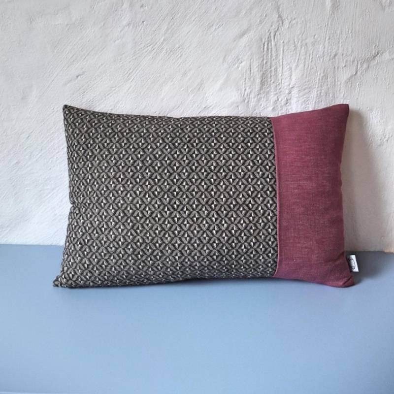 Gråsau FOLDOVER cushion |Vibrant| Fuchsia 002 Kompass